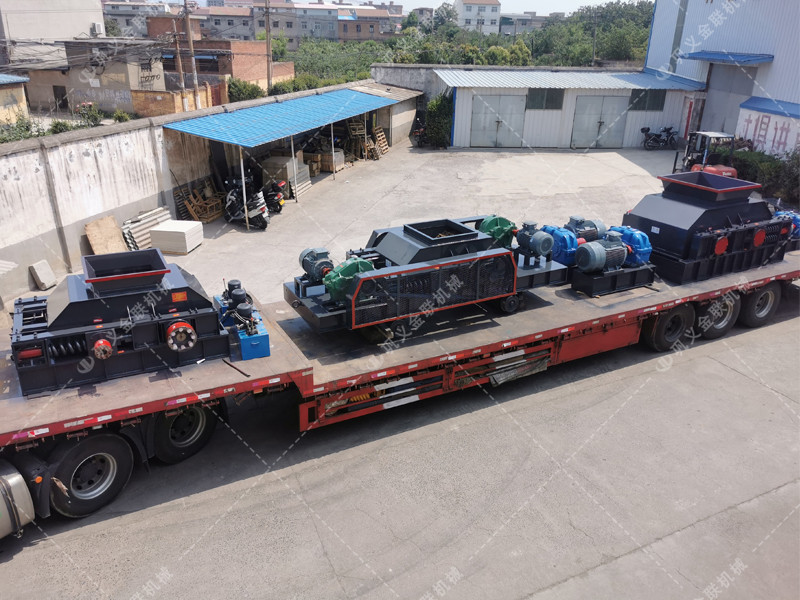 1200*1200雙齒輥破碎機,兩臺900*900軌道移動雙齒輥破碎機發往云南