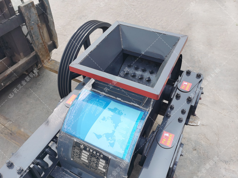 2PGC400X250小型雙齒輥破碎機發往安徽蚌埠破碎玻璃