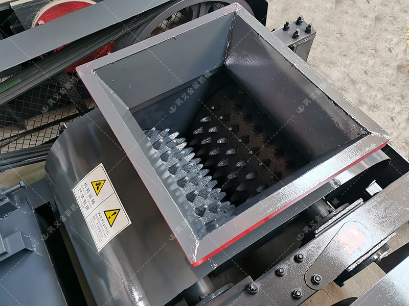 小型雙齒輥破碎機發(fā)往廣西百色破碎錳礦