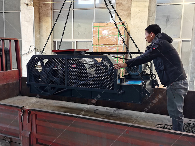 小型雙齒輥破碎機發(fā)往廣西百色破碎錳礦