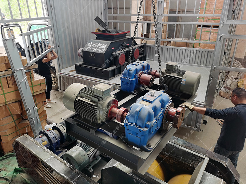 2PG800*600對(duì)輥破碎機(jī)發(fā)往重慶_破碎鵝卵石