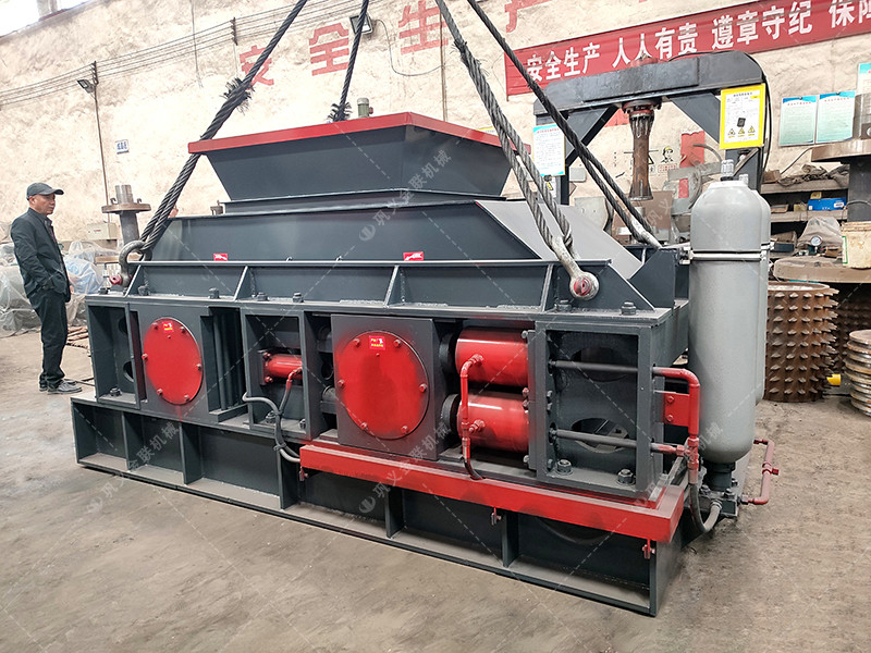 兩臺(tái)大型液壓對(duì)輥破碎機(jī)征戰(zhàn)沙場(chǎng)